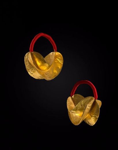 Importante paire d'ornements d'oreilles 