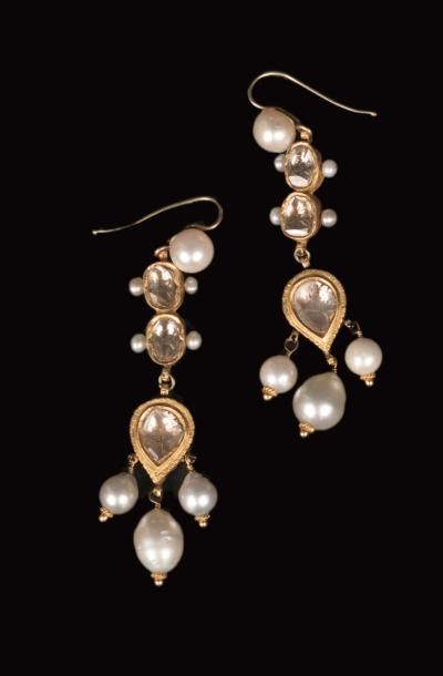 Paire de PENDANTS D'OREILLES en or (22K)...