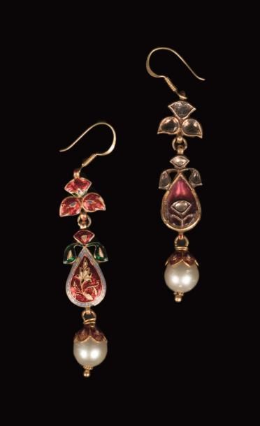 Paire de PENDANTS D'OREILLES en or (22K)...