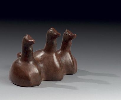 VASE représentant TROIS CANARDS Terre cuite...
