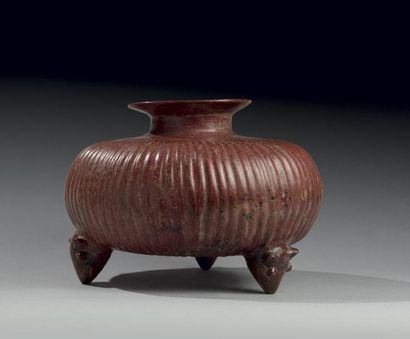 VASE en forme de COURGE La panse ronde et...