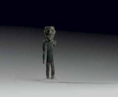 PERSONNAGE DEBOUT Le corps longiligne et...