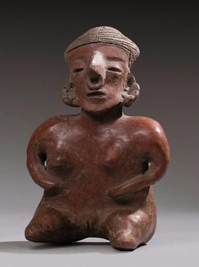 FEMME ASSISE
Terre cuite creuse à engobe...