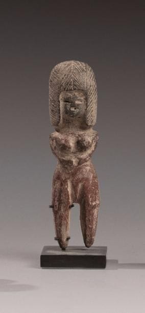 DEESSE Terre cuite brune à engobe rouge.
Culture...
