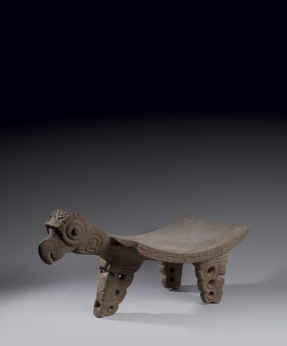 METATE en forme de PERROQUET Le plateau rectangulaire...