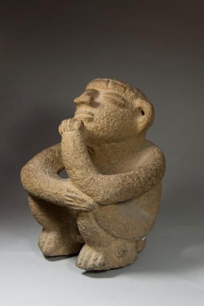 PERSONNAGE ASSIS
En position accroupie, l'homme...