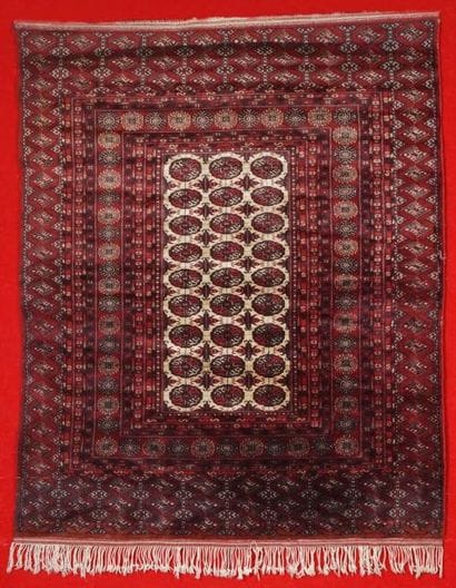 Tapis du Pakistan à décor Boukhara de gühls...