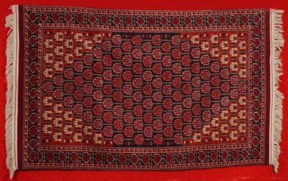 Tapis BOUKHARA RUSSE à décor de gühls orné...