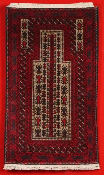 Tapis BELOUTCHE de forme prière. 139 x 80...