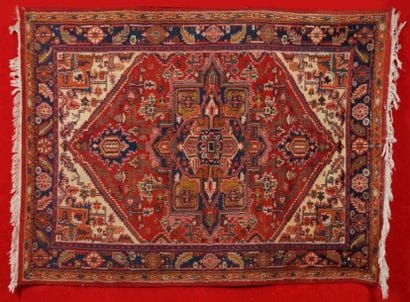 Tapis INDO HERIZ vers 1970 à décor floral...