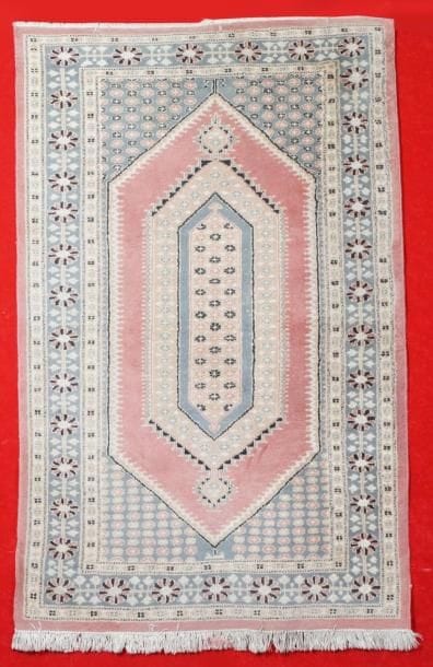 Tapis MOULTANE (Pakistan) à motifs de fleurs...