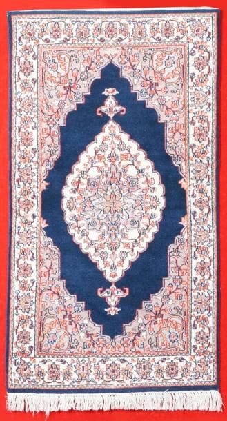 Tapis INDO KIRMAN à médaillon central ivoire...
