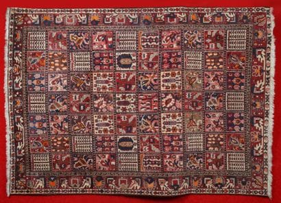 Tapis BAKHTIAR (Iran) à décor de jardin,...