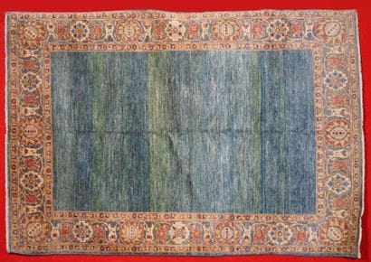 Tapis SHOBI-AGRA (Inde) à champ uni vert...