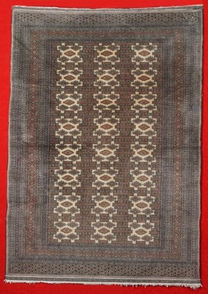 Tapis MOULTANE (Pakistan) à décor géométrique...