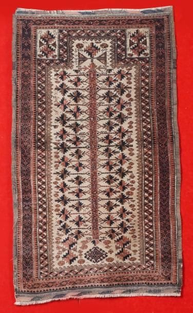 Ancien et fin tapis du BELOUTCHISTAN du milieu...