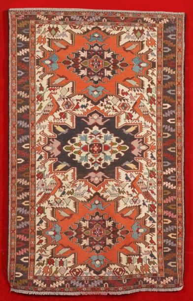 Tapis SOUMAK à décor d'oiseaux stylisés et...