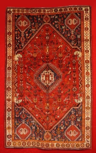Tapis Quasgaï (Iran) orné d'un grand médaillon...