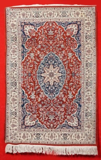 Fin tapis SINO ISPAHAN vers 1980 à décor...