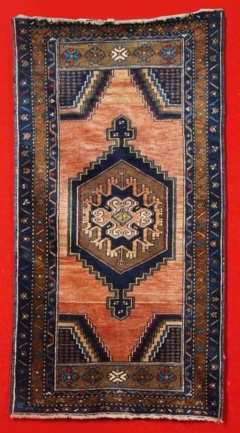 Tapis YAHIALI (Turquie) vers 1960 à médaillon...
