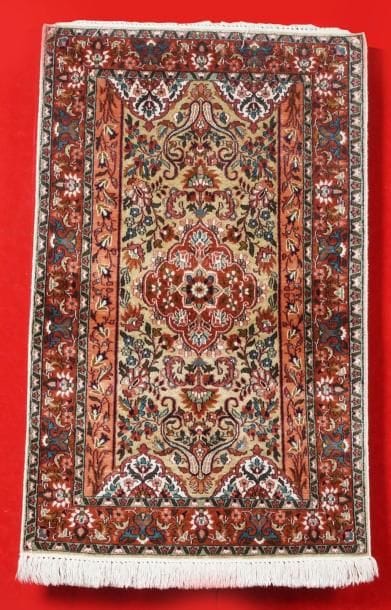 Fin tapis CACHEMIRE en soie (Inde) à riche...