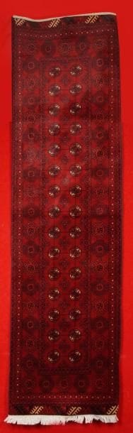 Galerie Boukhara à décor de gühls sur fond...