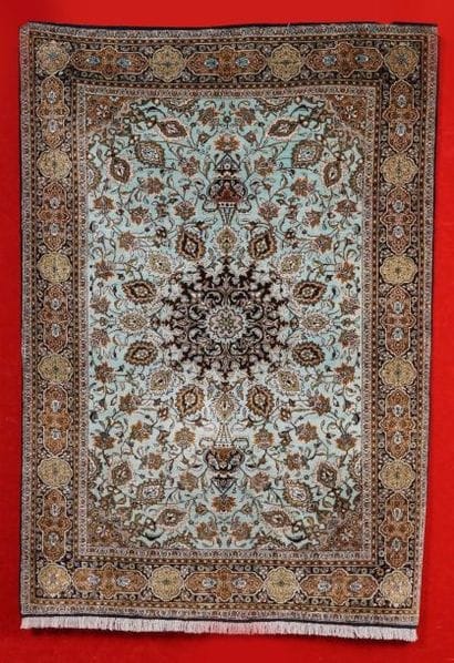 Tapis GHOUM en soie à décor de palmettes,...