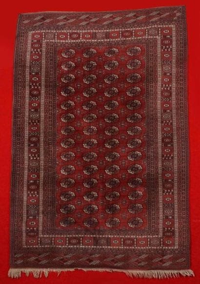 Tapis du Pakistan à décor BOUKHARA de gühls...