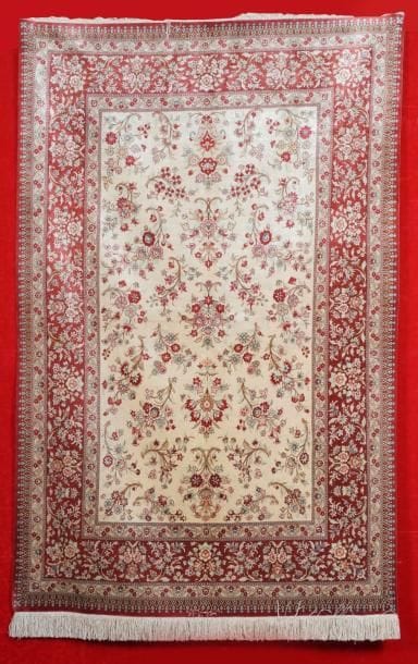 Tapis GHOUM en soie à décor de bouquet de...