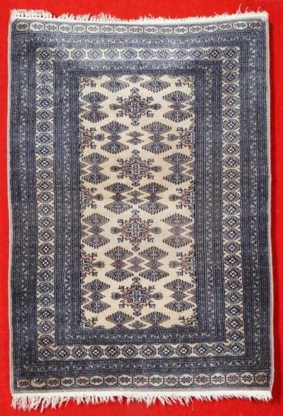 Tapis MOULTANE (Pakistan) à décor géométrique...