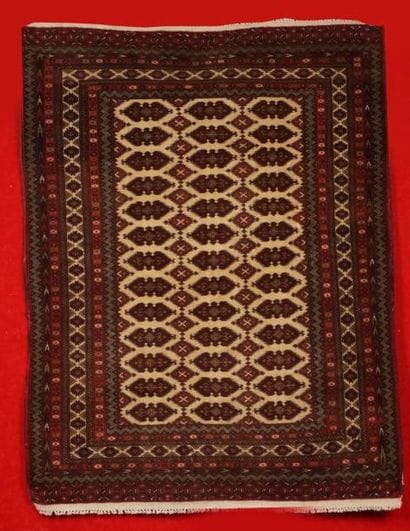 Tapis BOUKHARA (Turkmène) à décor de caissons...
