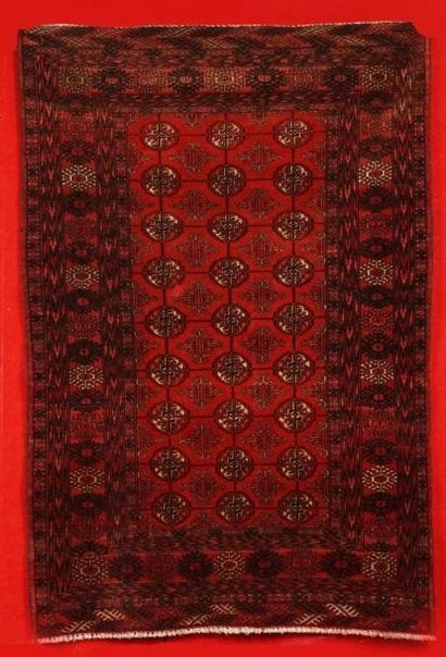 Tapis BOUKHARA (Turkmène) à décor de gûhls...