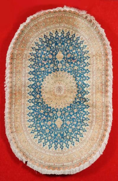 Tapis GHOUM ovale en soie à rosace et rinceaux...