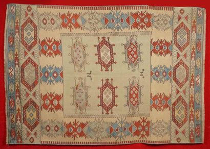 Tapis Soumak à décor de tarentules stylisées...