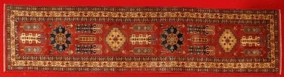 Galerie CHIRVAN à décor de quatre médaillons...