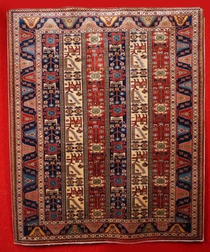 Tapis CHIRVAN à décor d'animaux stylisés...