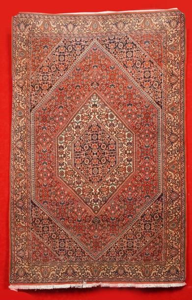 Tapis BIDJAR (Iran) à décor de médaillons...