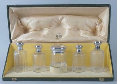 GARNITURE DE TOILETTE dans un écrin en cristal...