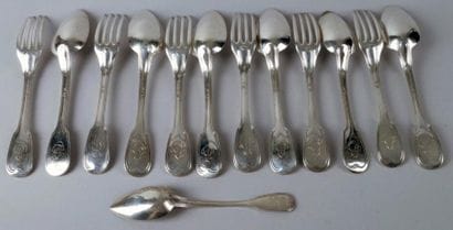 SIX COUVERTS DE TABLE en argent modèle filet....