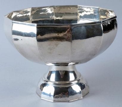 COUPE SUR PIÉDOUCHE à pans coupés en argent...