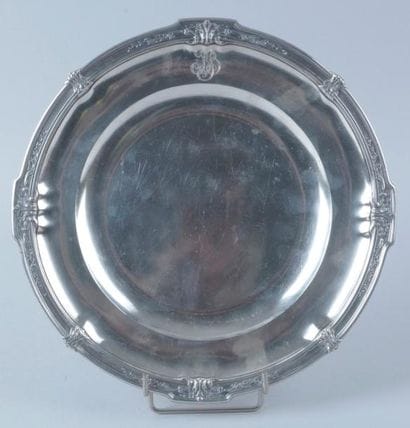 PLAT ROND en argent orné de ressauts, filets,...