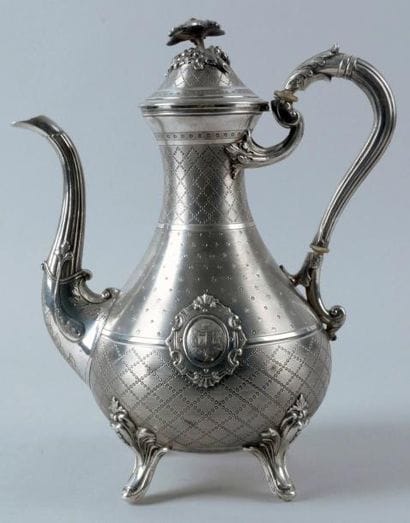 THÉIÈRE QUADRIPODE piriforme en argent à...