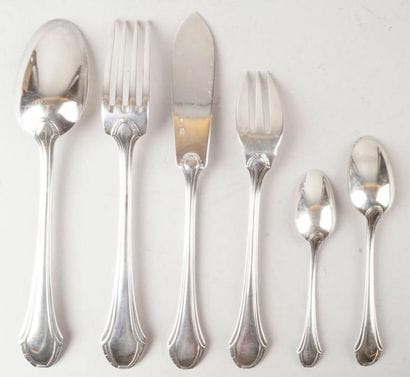 PARTIE DE MÉNAGÈRE en argent d'époque Art...