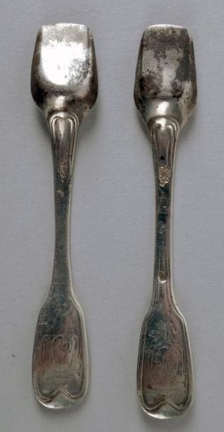 PAIRE DE CUILLERS À SEL en argent d'époque...
