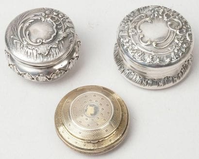 1 - BOÎTE À PILULES en argent et vermeil...