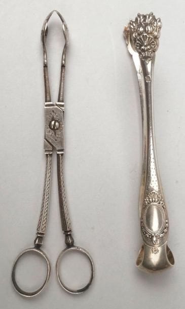 1 - PINCE À SUCRE en argent à décor gravé...