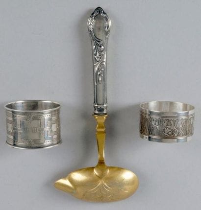 1 - ROND DE SERVIETTE en argent à décor de...