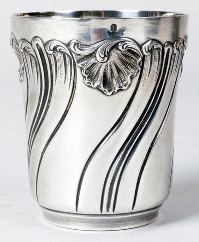 TIMBALE TULIPE en argent repoussé à décor...