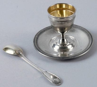 1 - COQUETIER en argent et vermeil à plateau...