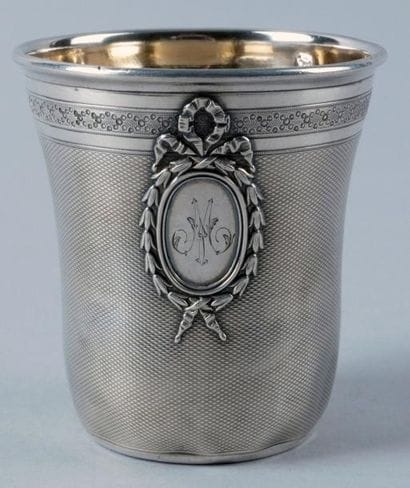 TIMBALE en argent et vermeil à décor de médaillon...